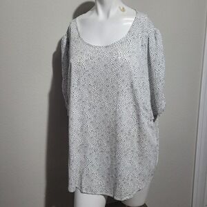 Torrid size 3 Blouse Women Polka Dot keyhole button small shoulder pad